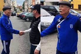 „life is a replicable love story! six years after the passing away of adrian păunescu, tudor gheorghe makes a profession of love, on the verses of the great poet. Fcu Craiova Moment De Mandrie Pentru Echipa Lui Adrian Mititelu Tudor Gheorghe Fotografiat In Echipamentul Echipei Din Liga 3