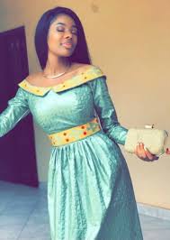 Voir plus d'idées sur le thème mode africaine, tenue africaine, robe africaine. Model Bazin 2019 Femme Cette Application Vous Offre Une Selection De Modele De Bazin Qui Valorise La Femme Africaine Semcoiso