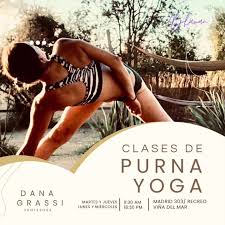 Gendra Namaskar consiste esencialmente en alternar entre la flexión y la  extensión de la columna vertebral. A lo largo del día, nuestra columna  puede acumular toxinas debido al sedentarismo, mala postura y