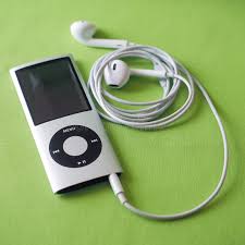 The ipod nano was discontinued in july 2017 after receiving its last significant update in september 2012, although color options were updated. Ipod Nano Mit Earpods In Schwarzweiss Redaktionelles Stockfotografie Bild Von Redaktionell Illustrativ 81048532