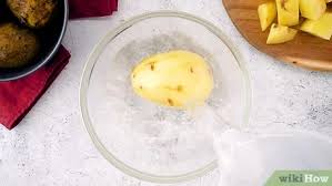 Poi si dovrà sbucciare la cipolla, tagliarla ad anelli e metterla in ammollo con acqua fredda per almeno una mezzoretta. 3 Modi Per Bollire Le Patate Wikihow