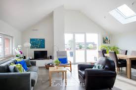 Appartement atypique de 60 m2, avec jolies vues sur les montagnes, situé en plein cœur de la tronche sur 3 niveaux , une chambre sous pente , un e. Agence Immobiliere Grenoble Espaces Atypiques