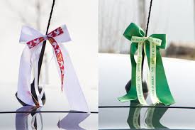 Die satinschleife habe ich gebunden wie in diesem video. Gratis Anleitung So Konnen Sie Autoschleifen Zur Hochzeit Binden