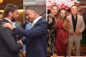 Sedat peker'e hakaret ettiği öne sürülerek öldüresiye dövülen şahsın görüntülerini adalet bakanlığı ve cumhuriyet savcıları gördü mü? Sedat Peker Ile Fotograflarini Paylasan Unlu Isimler Simdi De Silme