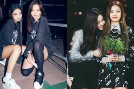 Persahabatan konyol, percintaan abstruk, dan pertengkaran yang aneh kadang terjadi antara mereka. Potret Kedekatan Jennie Jisoo Blackpink