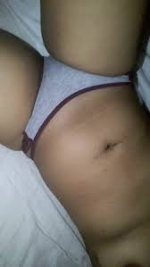 Momentos íntimos- esposa desnuda en la cama esperando