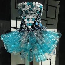 Kreasi mainan dari barang bekas ini tidak membutuhkan banyak modal. 10 Hasil Karya Gaun Daur Ulang Dari Limbah Yang Unik Dan Mencengangkan