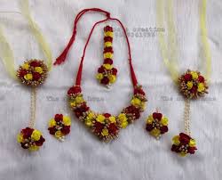 Pin By Shahina Akter On Dress Making In 2020 Flower Jewellery Flower Jewellery For Haldi Flower Jewellery For Mehndi