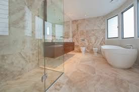 Marmorfliesen badezimmer badezimmer renovieren stein dusche fliesen naturstein badewanne ideen innenausbau baden holz badezimmer aus travertin. Travertin Fliesen Im Badezimmer Gestaltungsmoglichkeiten Mit Natursteinfliesen