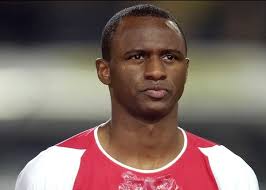 Arsenal extend lead at top