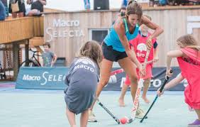 Magui aicega recordó su consagración con las leonas. Evento Magui Aicega Ayudo A Los Chicos A Dar Sus Primeros Pasos En El Hockey Hockey Argentino Plus
