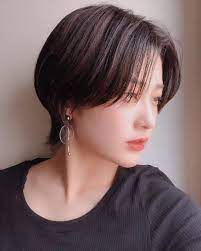 ウルフカットの髪型24選 大人女性が挑戦したい流行のヘアスタイルをご紹介 folk 髪型 ヘアスタイリング ヘアスタイル