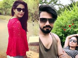 She is famous for the role akshara in tv series yeh rishta kya kehlata hai. Hina Khan Is Chilling With Boyfriend Rocky Jaiswal In Pune Times Of India