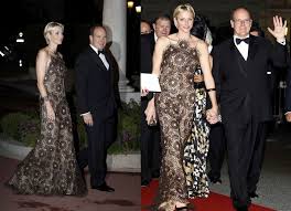 Les 1er et 2 juillet 2011, l'ancienne nageuse apparaît dans trois sublimes robes pour dire oui à l'homme de sa vie. Princess Charlene Shines In Backless String Dress At South Africa Gala Night Photos