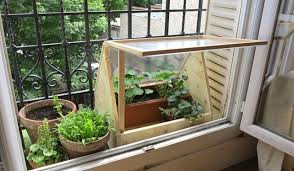 8 Tutos Pour Fabriquer Facilement Une Petite Serre Dans Un Jardin Ou Sur Un Balcon Serre Polycarbonate Fabriquer Une Serre Mini Serre