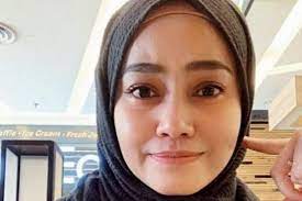 Semalam bekas madu pelakon izreen azminda, intan saleh ada berkongsi coretan hatinya menerusi perkongsian dibuat di. Foto Bersama Jejaka Mat Salih Cetus Spekulasi Intan Liana Saleh Buka Mulut Tentang Pengganti Dia Tempat Berkongsi Masalah Hiburan Mstar