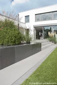 Moderne Terrassenumrandung Und Hangbefestigung Mit Beton Sitzblocken Die Hellgrauen Terrassenp Terrasse Umrandung Moderner Patio Moderne Landschaftsgestaltung