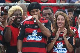Há 14 anos, Ronaldinho Gaúcho foi apresentado oficialmente pelo C.R.  Flamengo. "AGORA EU SOU MENGÃO".