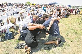 Image result for Groep mense wat saam bid