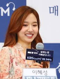 이혜성 씨는 찹쌀가루를 끓인 물로 익반죽해서 호떡처럼 부친다. ì¼ê°„ìŠ¤í¬ì¸ 