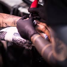 Beim ersten duschen sollten sie dann das tattoo mit milder seife und wasser sanft mit den fingerspitzen oder der hand reinigen. Tattoo Tipps Das Solltest Du Vor Dem Tatowieren Beachten Fit For Fun