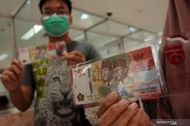 • untuk mendapatkan uang peringatan 75 tahun kemerdekaan ri, masyarakat dapat menukarkan uang rupiah senilai rp75 ribu secara tunai dengan 1 (satu) lembar upk 75 tahun ri yang memiliki. Cek Fakta Benarkah Uang Baru Rp75 Ribu Hanya Sebagai Cendera Mata Antara News