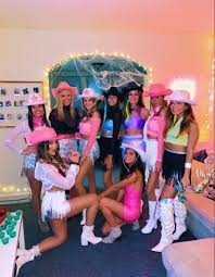 Pinterest Zoewro In 2020 Trendy Halloween Costumes Cowgirl Halloween Costume Halloween Outfits