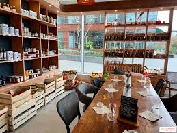 24 Rue de Clisson – La superbe cantine-épicerie de la cheffe Alessandra Montagne, mêlant avec brio les produits locaux franciliens et les inspirations de son Brésil natal.