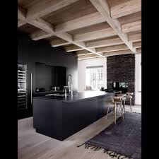 Poutre Apparente En Bois Toutes Nos Idees Pour Les Mettre En Valeur Elle Decoration Interieur Moderne De Cuisine Belle Cuisine Cuisine Noire
