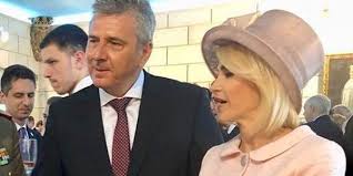 De data aceasta nu mai face scandal. Firea e fericita ca a aparut in poze cu oala Zepter in cap de Ziua Regalitatii - Aktual24