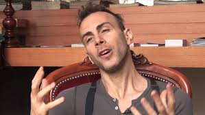 Asaf Avidan About... Fashion of The Ichnology Tour