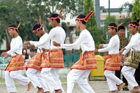 Tari saman menggunakan pola lantai vertikal, horizontal, diagonal dan garis melengkung. Tari Seudati Aceh Makna Pola Lantai Sejarah Dan Gambar