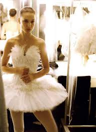 Sie ist die königin auf dem see und ihre schönheit und eleganz übertreffen alles, was man kennt. Rodarte Black Swan Dresses Swan Dress Black Swan Movie Black Swan Costume