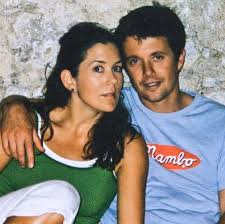 Frederik annesinin kollarında bir bebek olarak. Prince Frederik And Princess Mary Met 20 Years Ago At The Slip Inn During The 2000 Sydney Olympics Daily Mail Online
