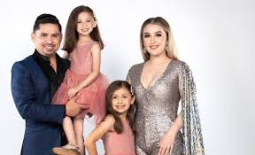 Kenia ontiveros is his second wife, and he and kenia have three daughters together: Larrymania Que Tienes Que Saber Del Estreno De La Octava Temporada Por Universo