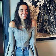 De pequeña aprendió a tocar el piano, arpa y varios tipos de baile. Evaluna Montaner Estatura Altura Peso Medidas Wiki