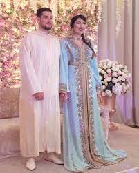 L Image Contient Peut Etre 2 Personnes Personnes Debout Moroccan Dress Moroccan Bride Morrocan Wedding Dress