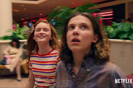 En juin 1984, une équipe de scientifiques soviétiques mène des tests pour une machine capable d'ouvrir un portail vers le mon avis : Stranger Things Saison 3 Les Secrets Du Trailer