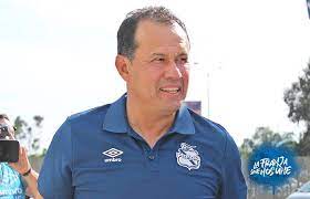 El entrenador peruano juan reynoso se despidió este domingo como entrenador del melgar de. Juan Reynoso Destaco Que El Puebla Se Esta Volviendo Un Equipo Competitivo