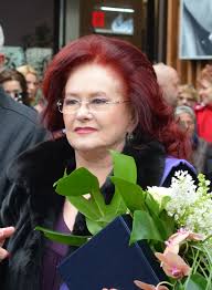 Omul de teatru a facut tot posibilul sa se impace cu stela popescu, dar fără nicun rezultat. Stela Popescu Wikipedia