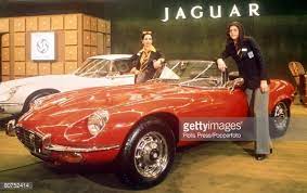 march 1972 models stand beside a jaguar e type car at the geneva motor show ニュース写真s 報道写真 ジャガー セレブ