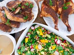 Salat er meget mere end en omgang iceberg med agurk og tomat, som mætter cirka lige så meget som et par mundfulde luft. Grillet Kylling Med Asiatisk Salat Bellasmadunivers Dk