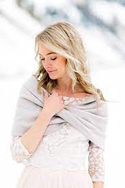 Seit über 10 jahren begleiten wir mit liebe und leidenschaft unzählige bräute aus deutschland, österreich und schweiz auf dem weg zum perfekten hochzeitskleid. Braut Schal Stola Fuer Die Hochzeit In Pastellviolett Braut Brautkleid Kleid Hochzeit