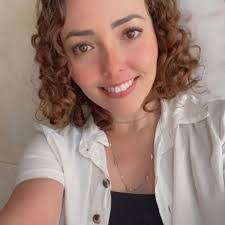 Brenda Dutra's Instagram, Twitter & Facebook