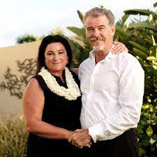 pierce brosnan ehefrau keely postet throwbackfoto zum 27 jubilaum gala de