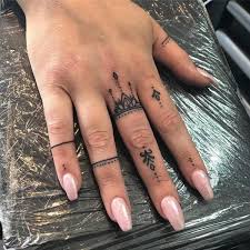 40 Tiny Tattoo Ideas For Working Women Buzz 2018 Tattoosformen Girl Finger Tattoos Tiny Finger Tattoos Hand Tattoos For Women