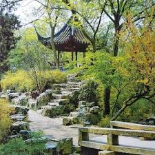 Le Jardin Chinois Traditionnel Symbolise Le Paradis Dans Le Monde Selon Les Anciennes Legendes Chinoises Ce Paradis Trone Au Jardin Chinois Jardin Zen Jardins