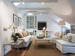 Kleine Wohnung Einrichten Dachwohnung Wohnbereich Sofa Sessel Deko Kerzen Auf Dem Tisch Wohnung Dachzimmer Einrichten Dachgeschosswohnung