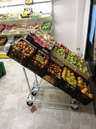 Realizziamo Arredi Per Negozi Di Frutta E Verdura Con Scaffalatura In Metallo Legno Oppure Mista Legno Metallo Elementi Scaffalature Verdura Arredamento
