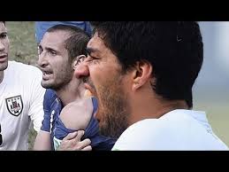 The bite, done in 80 minutes, ultimately outshone even the fact that the four. Luis Suarez Nach Biss Passiert Eben Italien Uruguay 0 1 Fifa Wm 2014 Brasilien Youtube